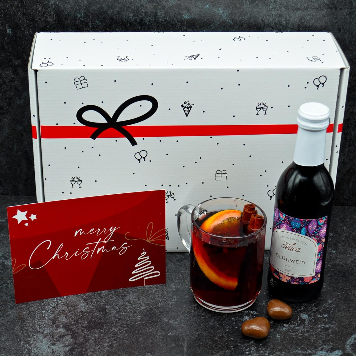 Geschenkset „Glühwein & Schokolade“ | Weihnachten Präsentkorb gefüllt mit Wein, Keksen, Schokolade Pralinen & Grußkarte – Bild 5
